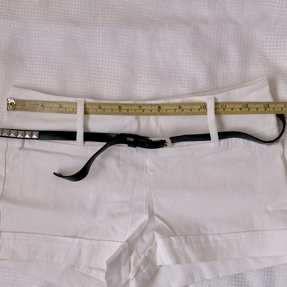 White low rise mini shorts with belt - Picture 7 of 8
